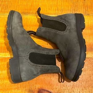 Women’s Blundstones size 9